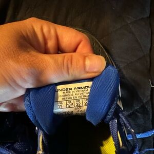 Under armor baseball cleats size 1 youth! Great condition.